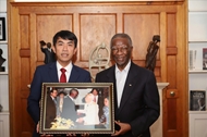 Former South African President receives gift from General Vo Nguyen Giap’s family